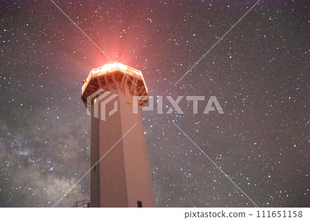 平久博崎燈塔在夜空中閃閃發光 111651158