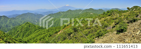 從不動峰在丹澤山脈、綠色山脈和富士山的全景 111651413