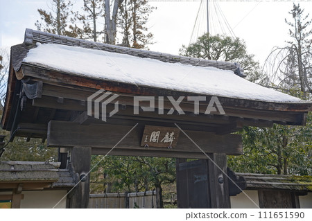 重要文化財產山門被白雪覆蓋 重要文化財產山門被白雪覆蓋 111651590