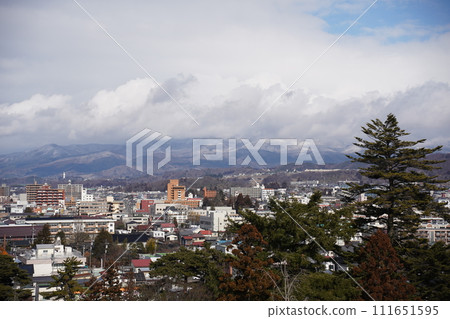 與雪的都市風景 111651595