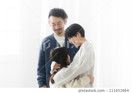 一家三口的上半身，小學女兒抱著媽媽，爸爸拍著女兒的頭 111651664