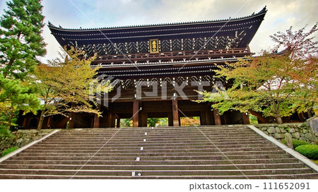 Scenery of Chion-in Sanmon Gate, Kyoto 111652091