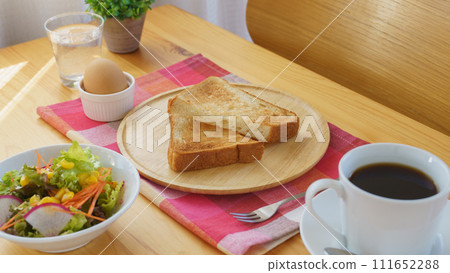 咖啡、烤麵包、水煮蛋和沙拉的早晨套餐圖像 咖啡、烤麵包、水煮蛋和沙拉的早晨套餐圖像 111652288