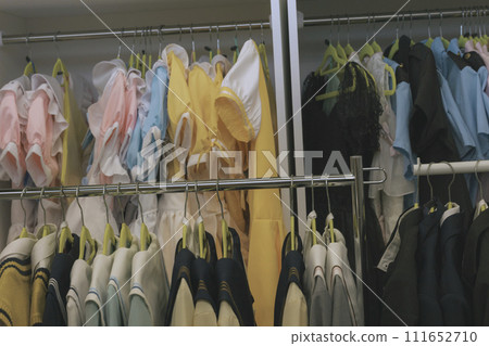許多服裝的架子 111652710