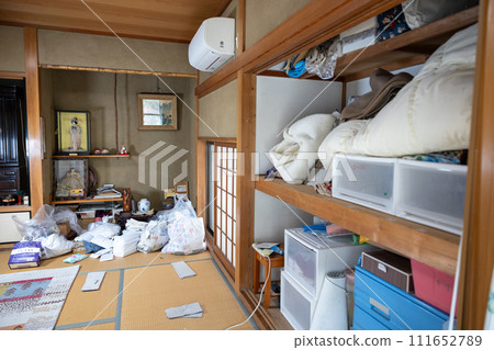 日式房間裡正在整理家裡的物品。 日式房間裡正在整理家裡的物品。 111652789
