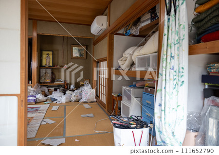 日式房間裡正在整理家裡的物品。 111652790