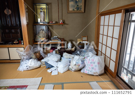 日式房間裡正在整理家裡的物品。 日式房間裡正在整理家裡的物品。 111652791