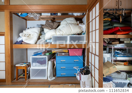 老房子的衣櫥裡面 111652834