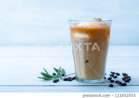 漂浮在一杯咖啡 漂浮在一杯咖啡 111652855