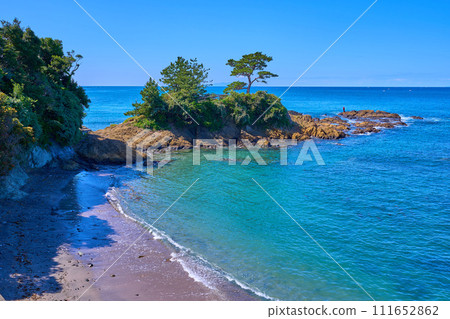 春季從北側眺望神奈川縣橫須賀市秋穀立石公園的梵天鼻 111652862