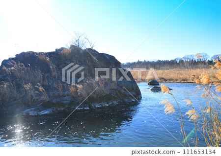 Stagnant large rocks, winter scenery of the main stream of Arakawa, near Hanazono Mizube Park Stagnant large rocks, winter scenery of the main stream of Arakawa, near Hanazono Mizube Park 111653134