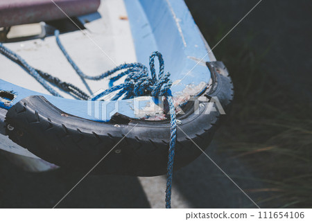 船頭的輪胎擋泥板 111654106