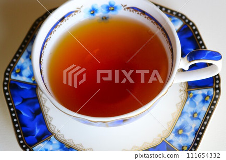 將茶倒入茶杯中 將茶倒入茶杯中 111654332