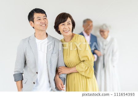 中年男女、老年夫婦群 111654393