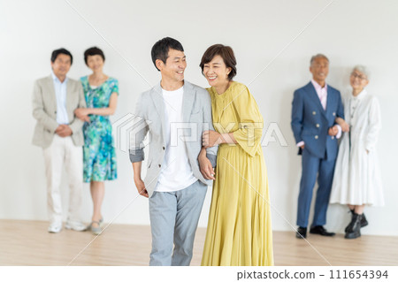 中年男女、老年夫婦群 111654394