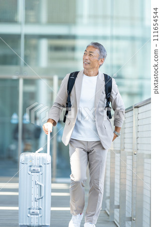 Senior man traveling 111654544