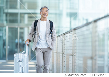 Senior man traveling 111654546