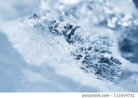 浮在水中的冰 111654732