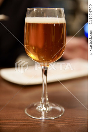 美味的生啤酒倒入酒杯 美味的生啤酒倒入酒杯 111654749