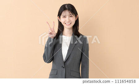 穿著西裝的女人做出和平手勢 111654858
