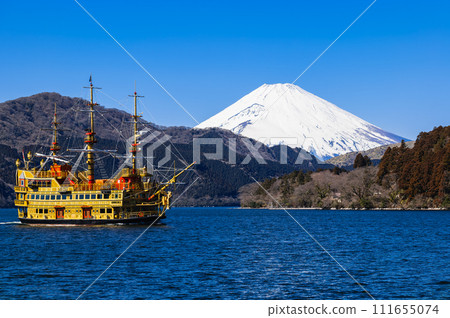 Lake Ashi, a sightseeing boat that goes around Mt. Fuji, winter scenery 111655074