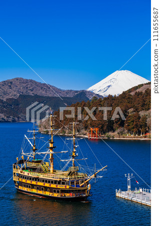 Lake Ashi, a sightseeing boat that goes around Mt. Fuji, winter scenery 111655687