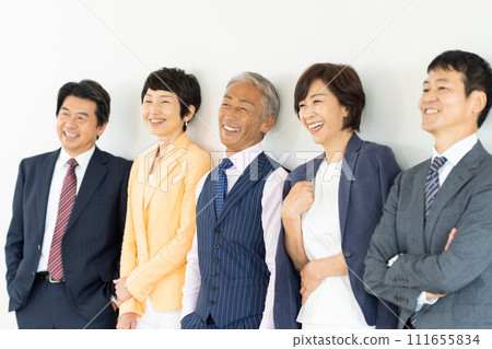中年男女、高級商務人士 111655834