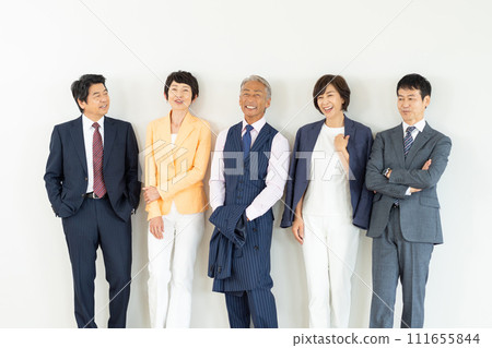 Middle-aged men and women, senior business people 111655844