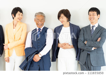 Middle-aged men and women, senior business people 111655850