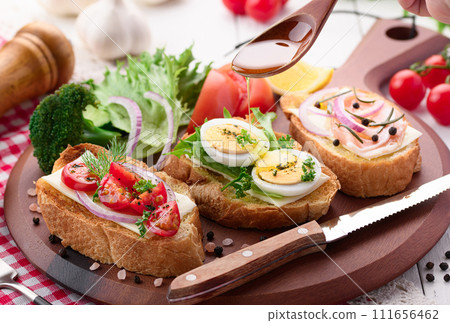 將橄欖油倒在義式烤麵包上 111656462