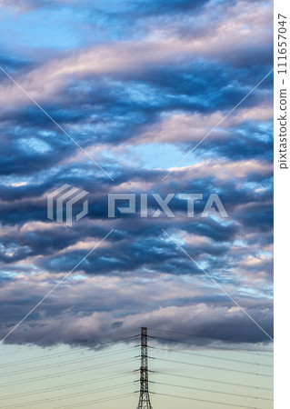日本橫濱城市景觀飛機(中心,雲層間隙)、鋼塔、電線…電價飆漲…波紋雲,新冠病毒=16日 日本橫濱城市景觀飛機(中心,雲層間隙)、鋼塔、電線…電價飆漲…波紋雲,新冠病毒=16日 111657047