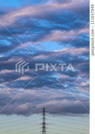 日本橫濱城市景觀飛機(中心,雲層間隙)、鋼塔、電線…電價飆漲…波紋雲,新冠病毒=16日 日本橫濱城市景觀飛機(中心,雲層間隙)、鋼塔、電線…電價飆漲…波紋雲,新冠病毒=16日 111657049