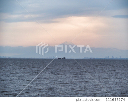 從東京灣看黃昏的富士山 111657274