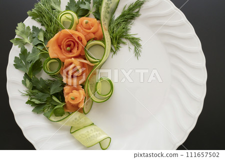 鮭魚沙拉黑色背景俯視圖 111657502