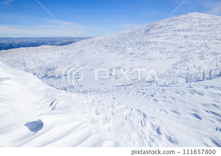 秋田縣守吉山壯麗的冬季景色,俯瞰秋田縣的秋田町和山頂 秋田縣守吉山壯麗的冬季景色,俯瞰秋田縣的秋田町和山頂 111657800