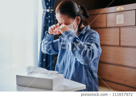 60多歲的高級女性,眼睛發癢 60多歲的高級女性,眼睛發癢 111657872