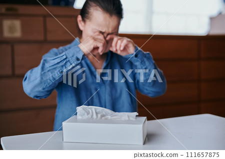 60多歲的高級女性，眼睛發癢 111657875