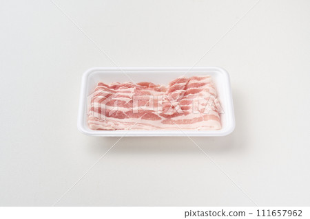 托盤上的五花肉 111657962