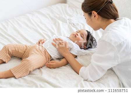 Sleeping baby and mother Sleeping baby and mother 111658751