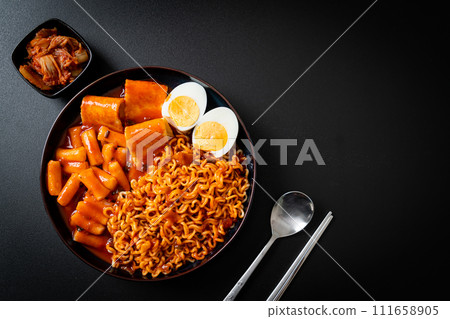 Korean instant noodles with Korean rice cake and fish cake and boiled egg 111658905
