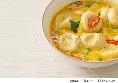 Green curry soup with Fish ball 111658936