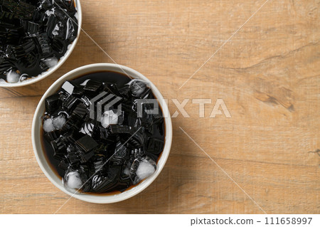 Black grass jelly with ice 111658997