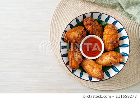 Crispy Fried Chicken with Fish Sauce 111659278
