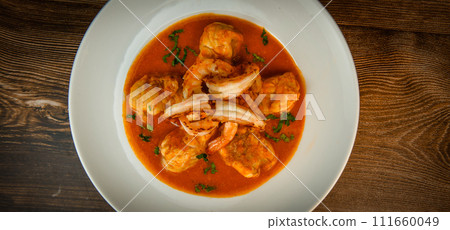 Recipe for Armorican-style monkfish tail, prawns, flambees with cognac 111660049