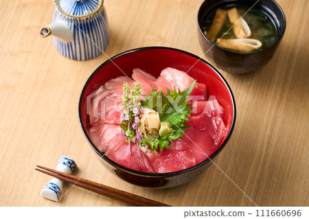 鮪魚碗 111660696