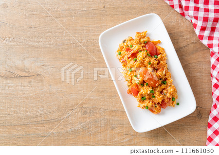Stir-fried tomatoes with egg or Scrambled eggs with tomatoes 111661030