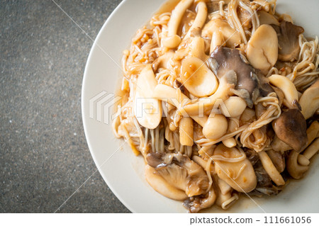 Stir fried mixed mushroom with oyster sauce 111661056
