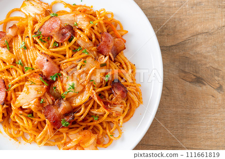 stir-fried spaghetti with kimchi and bacon 111661819