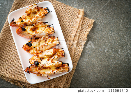 grilled river prawns or shrimps with cheese 111661840