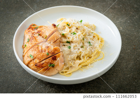 spaghetti white creamy sauce with grilled chicken 111662053